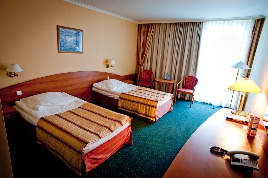 Hotel Atut W Licheniu Екстериор снимка